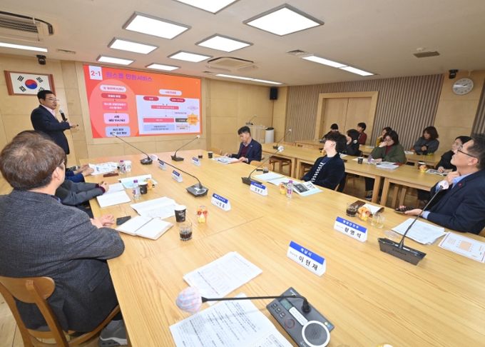 29일 시청 상황실에서 행정안전부 주관으로 개최된 ‘민원공무원 보호 및 제도 개선 우수사례 컨설팅’에서 이현재 하남시장이 직접 하남시의 민원제도 개선 우수사례인 ‘원스톱 민원서비스’에 대해 발표하고 있다.