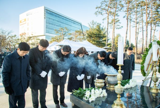 성남시의회, 2026년 신년 현충탑 참배