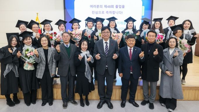 박창호 의원(앞줄 우측 세 번째)과 인천여고부설방송통신고등학교 졸업생들이 함께 단체 사진 촬영을 하고 있다.