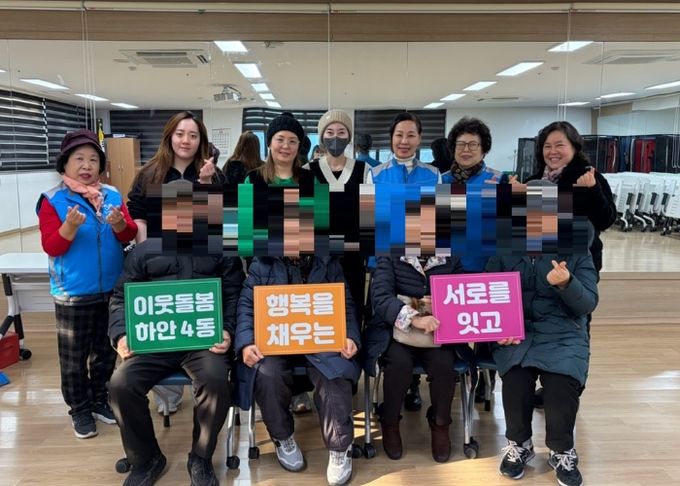 광명시 하안4동 지역사회보장협의체는 지난 5일 이철헤어커커 광명일직점의 재능기부로 관내 취약계층 어르신들을 대상으로 무료 미용봉사 행사를 진행했다.