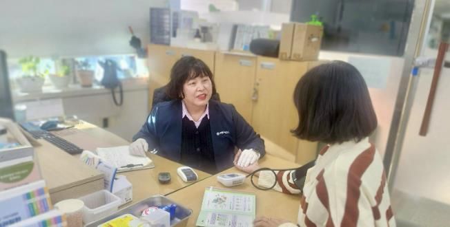 대사증후군 상담실_보건소 관계자 대사증후군 상담 진행 모습