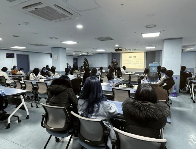 다보스병원 양성범 이사장이 8일 다보스병원에서 의료분야 진로체험에 앞서 학생들을 대상으로 특강을 하고 있다.