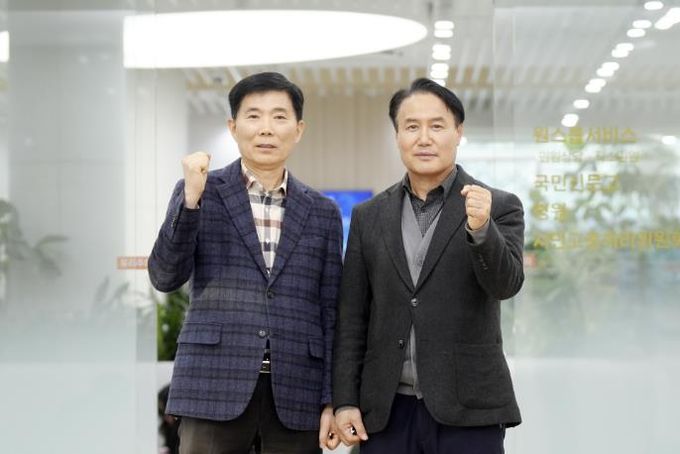 박도신 갈등조정관(왼쪽)과 김원규 특이민원대응전문관이 새빛민원실 앞에서 함께하고 있다.