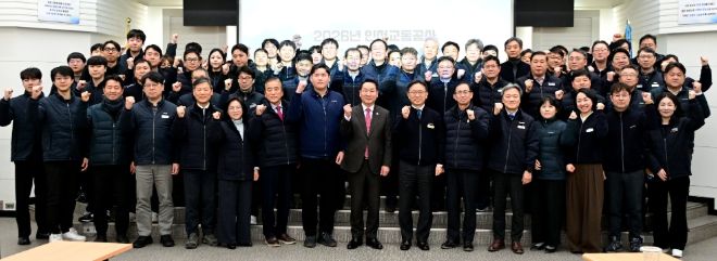 유정복 인천광역시장이 13일 남동구 인천교통공사에서 열린 '2026 주요업부보고회(인천교통공사)'에서 업무보고를 받고 기념촬영을 하고 있다.