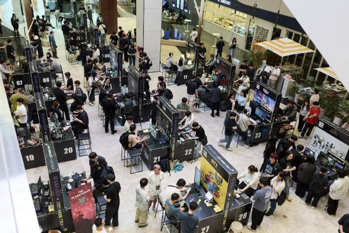 시민들이 성남시 대표 게임 축제인 '2025 GXG' 행사장에 설치된 게임부스를 체험하고 있다.(2025년 자료사진)