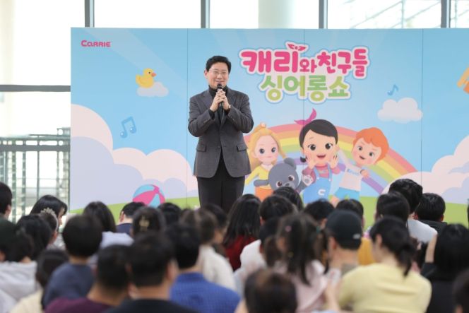 이상일 용인특례시장이 14일 용인어린이상상의숲에서 열린 설맞이 특별행사에서 시민들에게 명절 인사를 전했다.