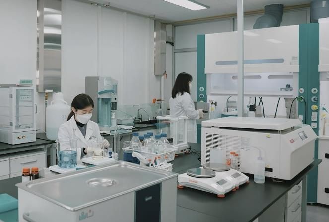 성남식품연구개발지원센터 소속 연구원들이 식품분석을 하고 있다