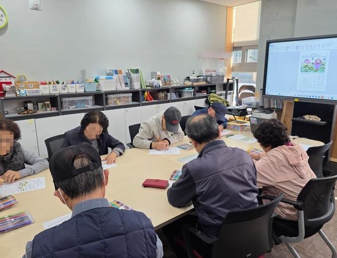 평택시 송탄치매안심센터, 경증 치매 환자 쉼터 프로그램 '뇌튼튼학교' 운영