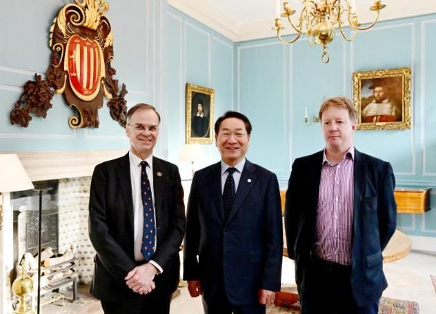 유정복 인천광역시장이 25일(현지시간) 영국 케임브리지대학교에서 폴 브리스토 케임브리지셔-피터버러 광역시장(오른쪽), 앤디 파커 케임브리지대 피터하우스 학장(왼쪽)과 협력방안을 논의한 뒤 기념촬영을 하고 있다