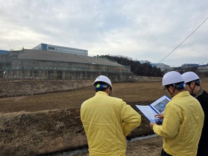 윤성진 제1부시장이 해빙기 대비 옹벽시설 안전점검을 실시하고 있다