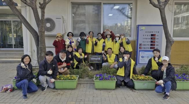 안양시 동안치매안심센터, 치매 환자와 함께하는 ‘나눔꽃밭’ 가꿨다