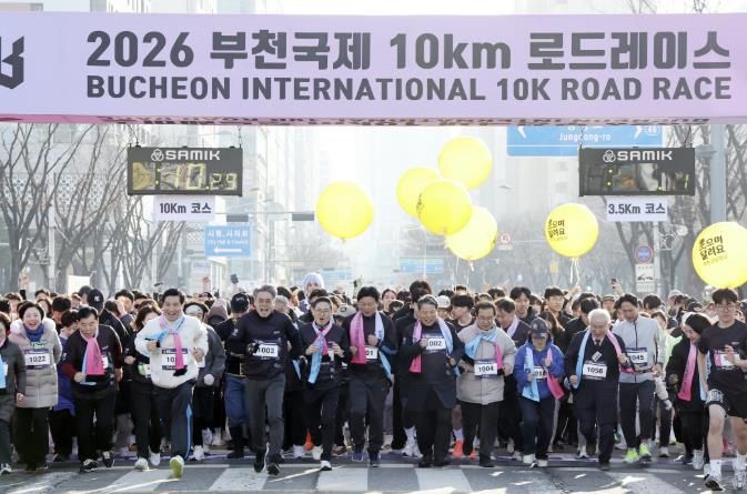 참가자들이 ‘3.5km 건강달리기 코스’ 출발 신호에 맞춰 달리고 있다.