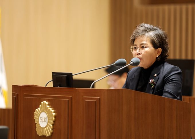 김미경 수원특례시의회 의원이 12일 제399회 임시회 2차 본회의에서 5분 자유발언을 하고 있다.