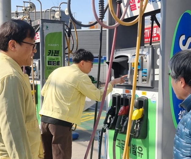 지난 13일 광명시 특별점검반이 관내 한 주유소에서 가격 표시 및 유통 질서 일제 점검을 실시하고 있다.