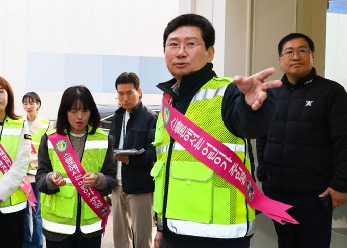 26일 포곡초후문 인근에서 이상일 시장이 통학로를 점검하고 있다