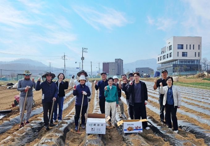 관고동 자유총연맹, 감자 식재로 따뜻한 나눔 준비