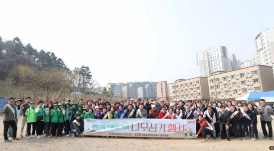 이상일 용인특례시장은 27일 식목일을 맞아 열린 나무심기 행사에서 참석자들과 기념촬영 했다