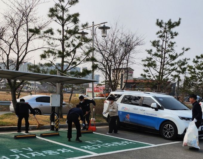 안성시시설관리공단 교통약자지원팀, 안전한 환경 조성 및 이용객 편의를 위한 주변 환경 정화 활동 첫 실시
