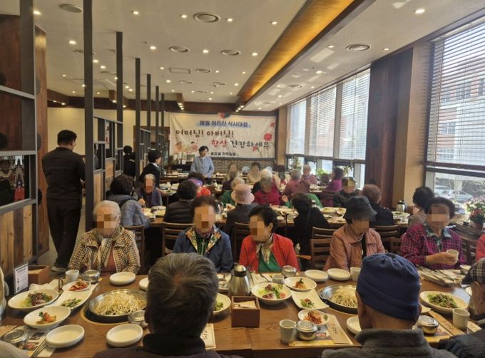 수원시 권선구 호매실동, 지역사랑 실천하는 식당 훈장골에서 어르신 50여 분께 오찬 대접