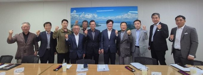 김병수 시장이 김포한강2콤팩트시티 내 대책위와 간담회를 갖고 있다.(2025.10.)