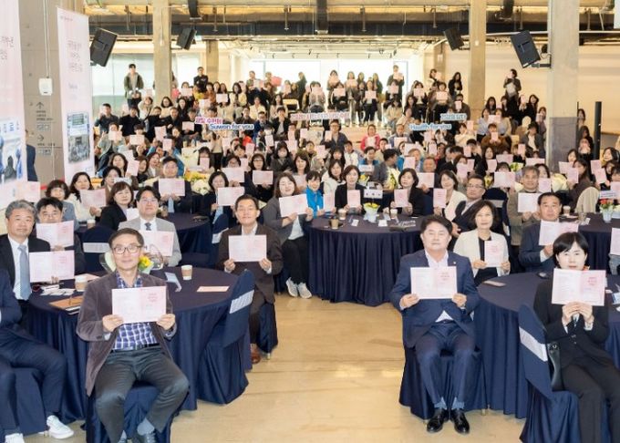 2026년 보건의 날 기념행사에서 이재준 수원특례시장(앞줄 왼쪽 테이블 오른쪽)과 참석자들이 함께하고 있다.