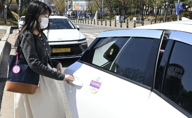 임산부가 맘편한 택시에 탑승하고 있다.