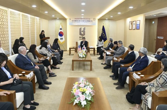 남동경 권한대행이 베이커스필드시 대표단에게 인사말을 전하고 있다.