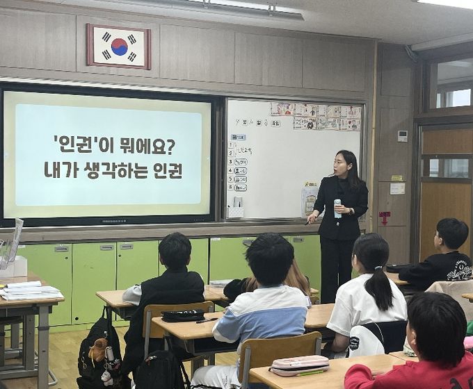 수원시 시민인권보호관이 초등학생을 대상으로 인권교육을 하고 있다.